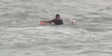 طفل يستعين بكرة للوصول سباحة لمدينة سبتة