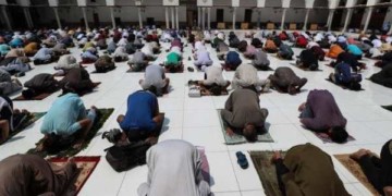 مسيرة للمطالبة بصلاة ” التراويح ” بالمضيق