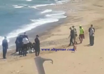 أمواج البحر تلقي بجثة شاب بلباس الغطس بشاطئ ” ثمشظين ” بالحسيمة