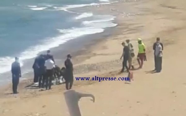 أمواج البحر تلقي بجثة شاب بلباس الغطس بشاطئ ” ثمشظين ” بالحسيمة