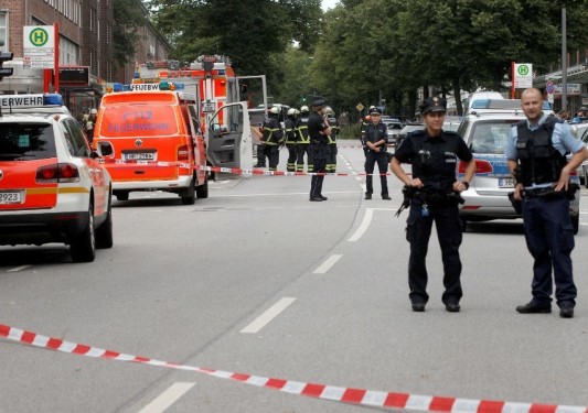 الشرطة تقتل رجلاً صاح ” الله أكبر ” هدد سائقين بسكين في هامبورغ