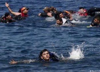 مصرع 27 مهاجرا في غرق مركب قرب السواحل الإيطالية