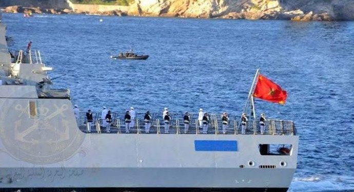 إنقاذ طاقم مركب أصيب محركه بعطل في المياه الدولية