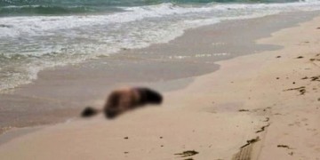 أمواج البحر تلقي بجثة متحللة على شاطئ  كيمادو