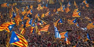 آلاف يتظاهرون ببرشلونة للمطالبة باستقلال كطالونيا