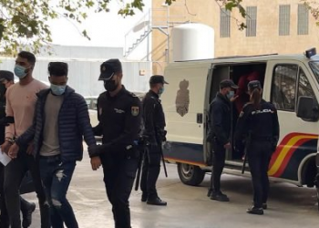 اسبانيا تعرض المغاربة الفارين من الطائرة على القضاء