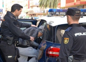 تفكيك شبكة لتهريب المهاجرين بوثائق مزورة