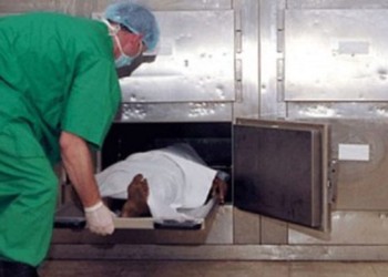 العثور على جثة شاب عشريني داخل منزله بامزورن