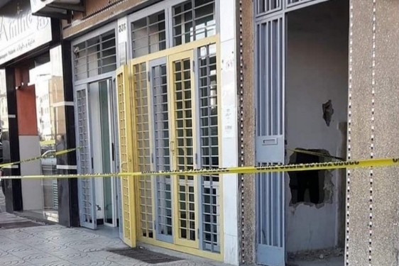 شاب يسطو على أموال وكالة بنكية رفقة طفلين