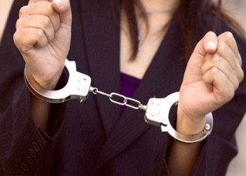 إيقاف سيدة بامزورن بحوزتها مخدرات