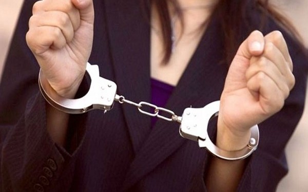 إيقاف سيدة بامزورن بحوزتها مخدرات