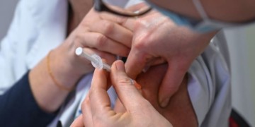 التحقيق في تلقي غير مستحقين لقاح كورونا بامزورن