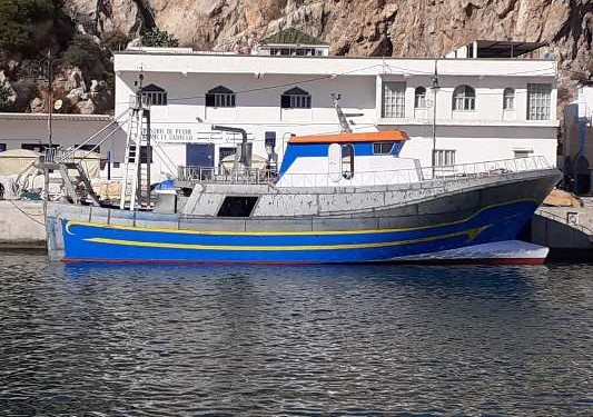 بناء مركب عصري للصيد بالجر  بورش السفن بميناء الحسيمة