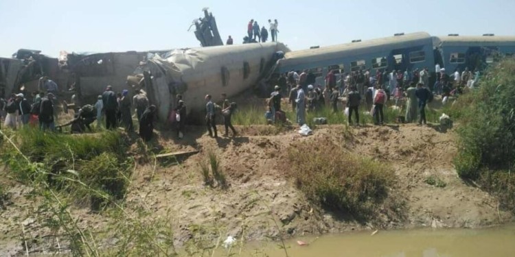 32 قتيلا و91 جريحا في حادث تصادم قطارين بصعيد مصر