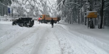 جماعة اساگن: اخفاق و تعثر في فتح بعض المحاور الطرقية المغلقة بسبب الثلوج ( صور )