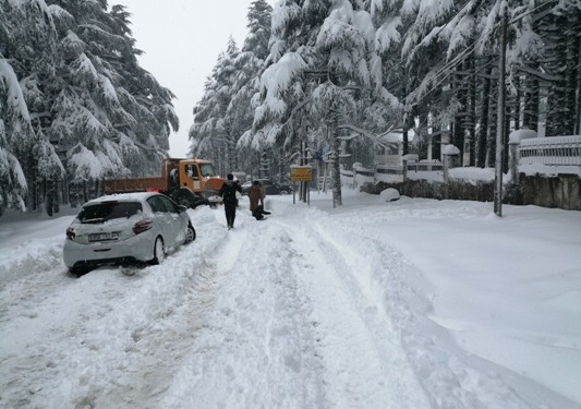 جماعة اساگن: اخفاق و تعثر في فتح بعض المحاور الطرقية المغلقة بسبب الثلوج ( صور )