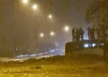 بعد انجراف حافلة للركاب بسبب السيول…مصرع شخصين و14 في عداد المفقودين