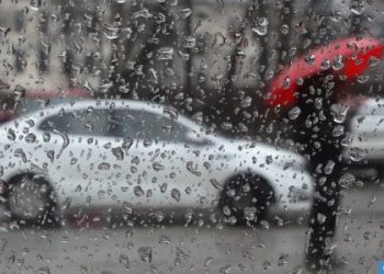 زخات رعدية مصحوبة بحبات البرد وبهبات رياح