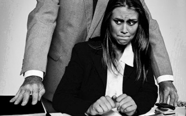 تقرير يرصد اتساع ظاهرة استغلال الوظائف للحصول على خدمات جنسية