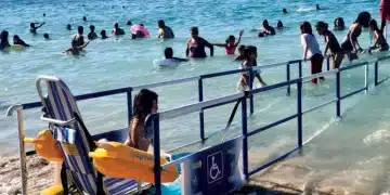 الحسيمة: غياب الولوجيات يعيد إلى الواجهة حق استفادة ذوي الإعاقة الحركية من الشواطئ