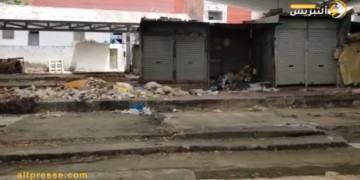 سوق الثلاثاء التاريخي بمدينة الحسيمة، تحول لمطرح عشوائي غير معلن للأزبال ومياه الواد الحار