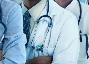 تنسيقية الأطباء والصيادلة وجراحي الأسنان تدشن برنامجها النضالي بوقفة احتجاجية بالرباط