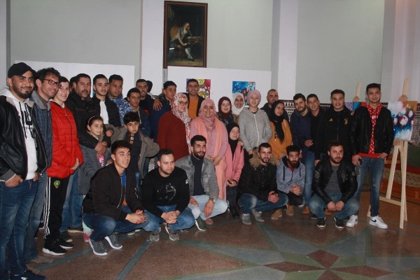 الفنان الشاب عماد أعروص يعرض لوحاته التشكيلية بالمدرسة الاسبانية بالحسيمة
