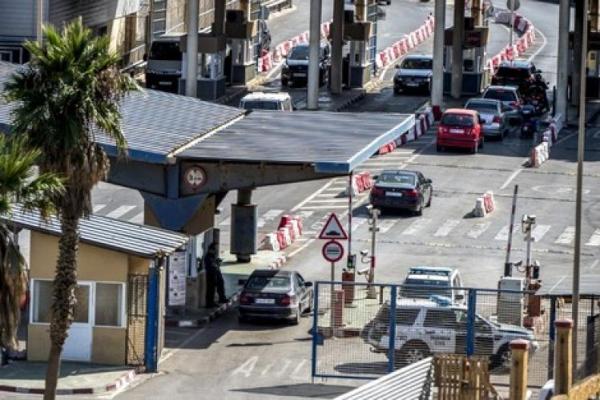 التحقيق مع أمنيين وجمركيين في اختراق بارون لمعبر سبتة بسيارة محملة بـ 664 كيلوغراما