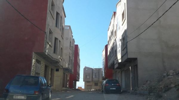 ساكنة حي أزير بالحسيمة تطالب بتوفير الانارة العمومية وتهيئة الأزقة وتزفيتها