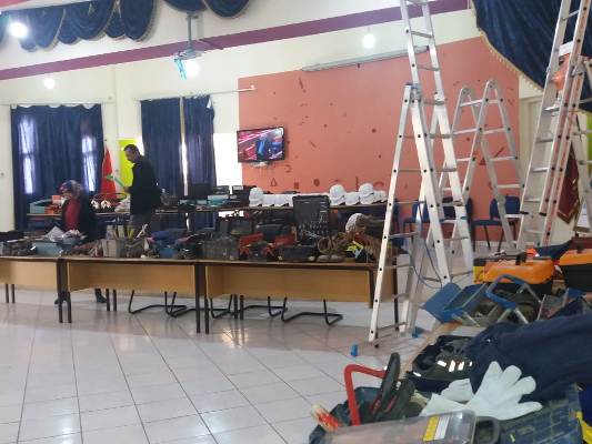 السلطات المحلية تشرف على تسليم معدات كهربائية لجمعية ممارسي مهنة كهربائي بامزورن