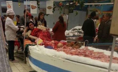 نقابة تستنكر عرض فتاة بمنصة لبيع الأسماك
