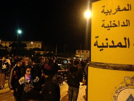 مسيرة بامزورن للمطالبة بالخيام بعد تزايد عدد الهزات الارتدادية