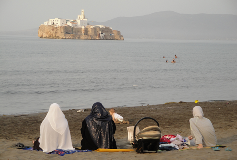 بركة مائية آسنة مصدرها فندق مصنف تهدد شاطئ اصفيحة بالتلوث