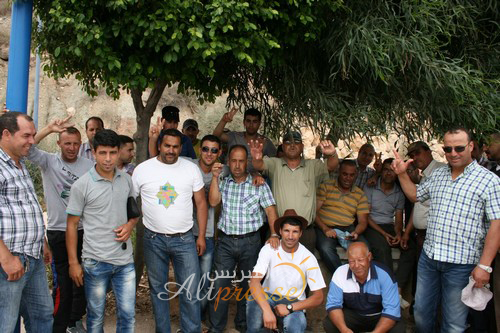 سائقو سيارات الأجرة الكبيرة يطالبون المسؤولين الوفاء بالتزاماتهم