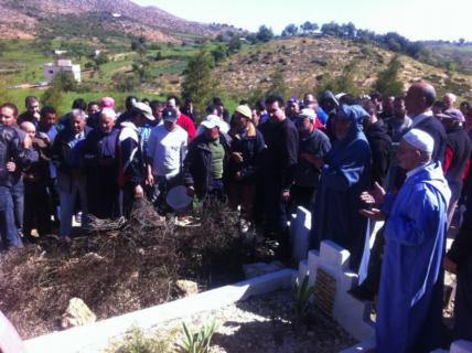 حفل تأبيني أمام مركز الأنكولوجيا احتجاجا على وفاة معطلة