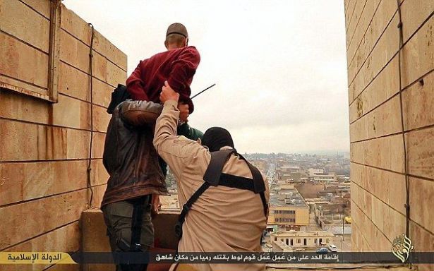 ماذا طلب مثليان قبل لحظات من اعدامهما من طرف داعش رمياً من السطح؟