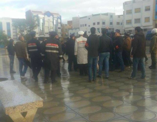 السلطات الأمنية تتدخل بالقوة لتفريق وقفة لحملة الشهادات المعطلين ببني بوعياش