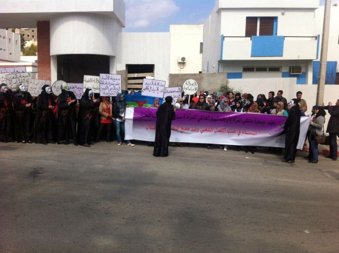 ملتقى المرأة تخلد عيد المرأة بوقفة أمام مستشفى محمد الخامس بالحسيمة