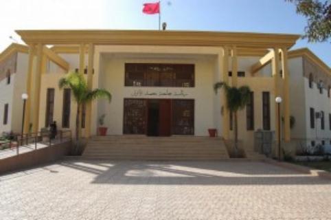 ضبط أستاذ يسرب أجوبة امتحان لطالب بكلية العلوم بوجدة