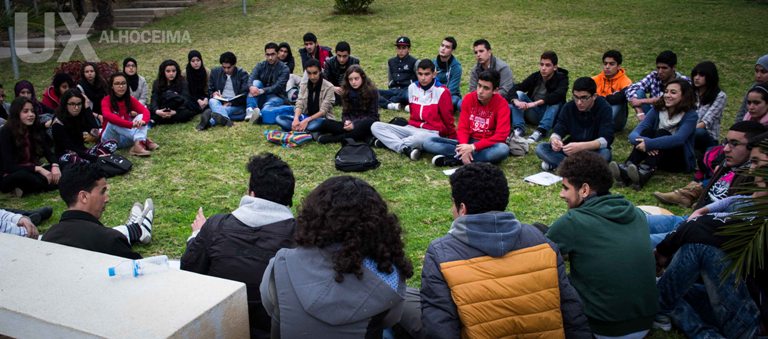 شباب يناقشون الفلسفة والدين في شوارع وفضاءات الحسيمة