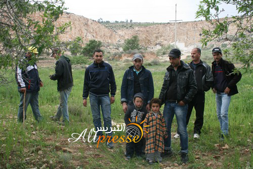 سكان دوار إدالوحن يحتجون على شجع مقلع يهدد منازلهم بالسقوط (صور/فيديو)