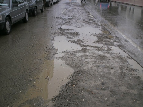 مطالب بإعادة تزفيت أجزاء من شوارع بالحسيمة