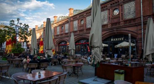 إسبانيا تفتح شواطئها.. ومقاهي ومطاعم برشلونة ومدريد تستقبل الزبائن