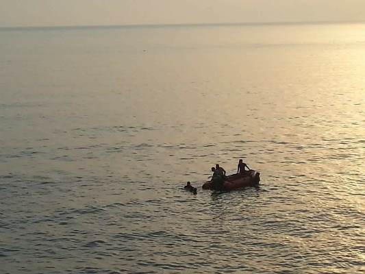 متطوعون يستخرجون جثة شاب من قاع شاطئ "مقطوعة" بالحسيمة في غفلة من الوقاية المدنية