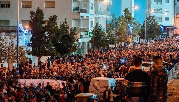 ألاف الجماهير الشعبية في مسيرة الشموع والورد بالحسيمة