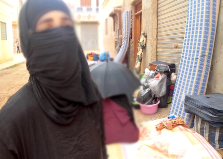 معاناة مطلقة طردت من بيت طليقها رفقة بناتها الأربع مع البرد والجوع  (فيديو)