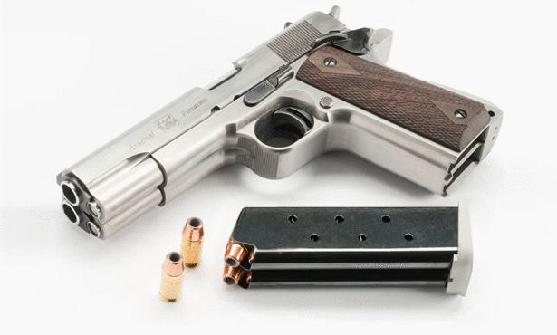 استنفار بباب سبتة بعد العثور على مسدس بحوزة مغربي