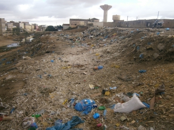 النفايات والمياه العادمة تزحف على مدينة الدريوش