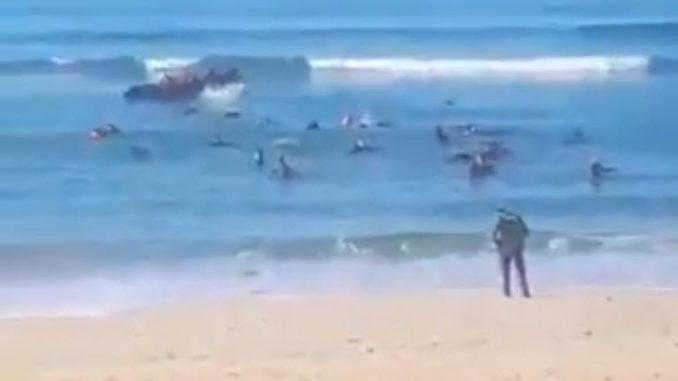 مهاجرون سريون وجدوا الشرطة في استقبالهم في شاطئ باسبانيا