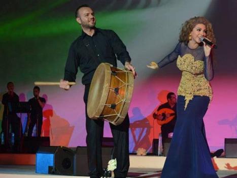 مريام فارس تغني بالريفية في مدينة السعيدية